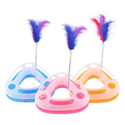 משחק לחתול עם כדור וצעצוע